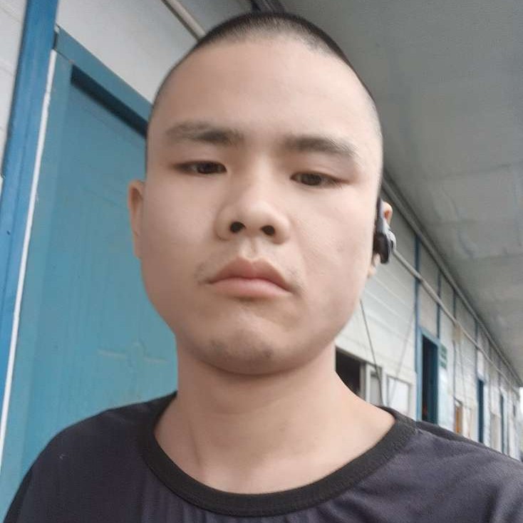 结实闻水杯的照片