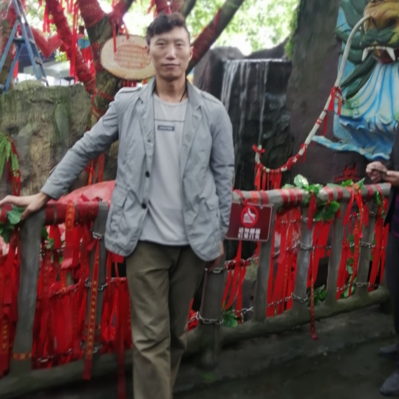 洛尘挽手朴素的照片