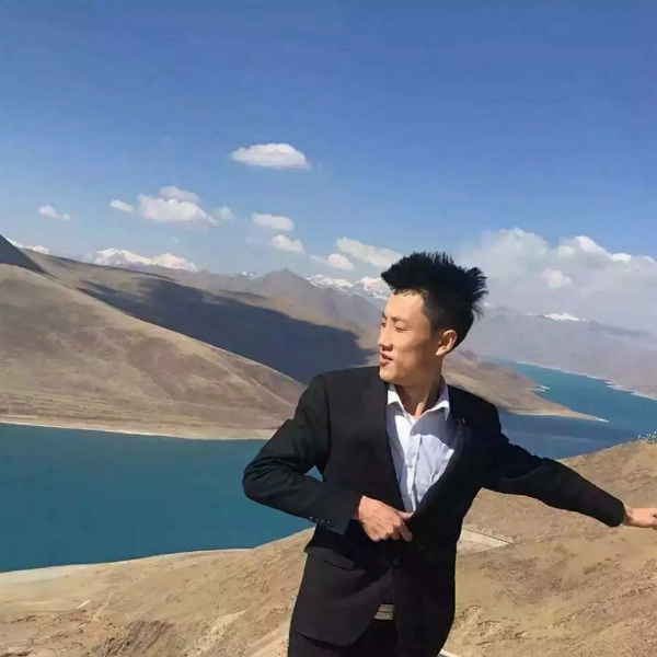 布衣男子的照片