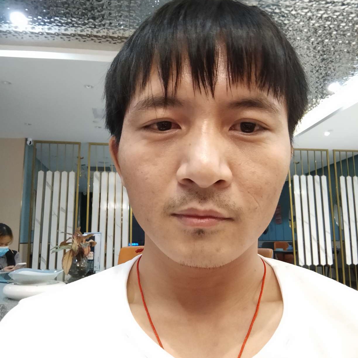 落后拿龙猫的照片