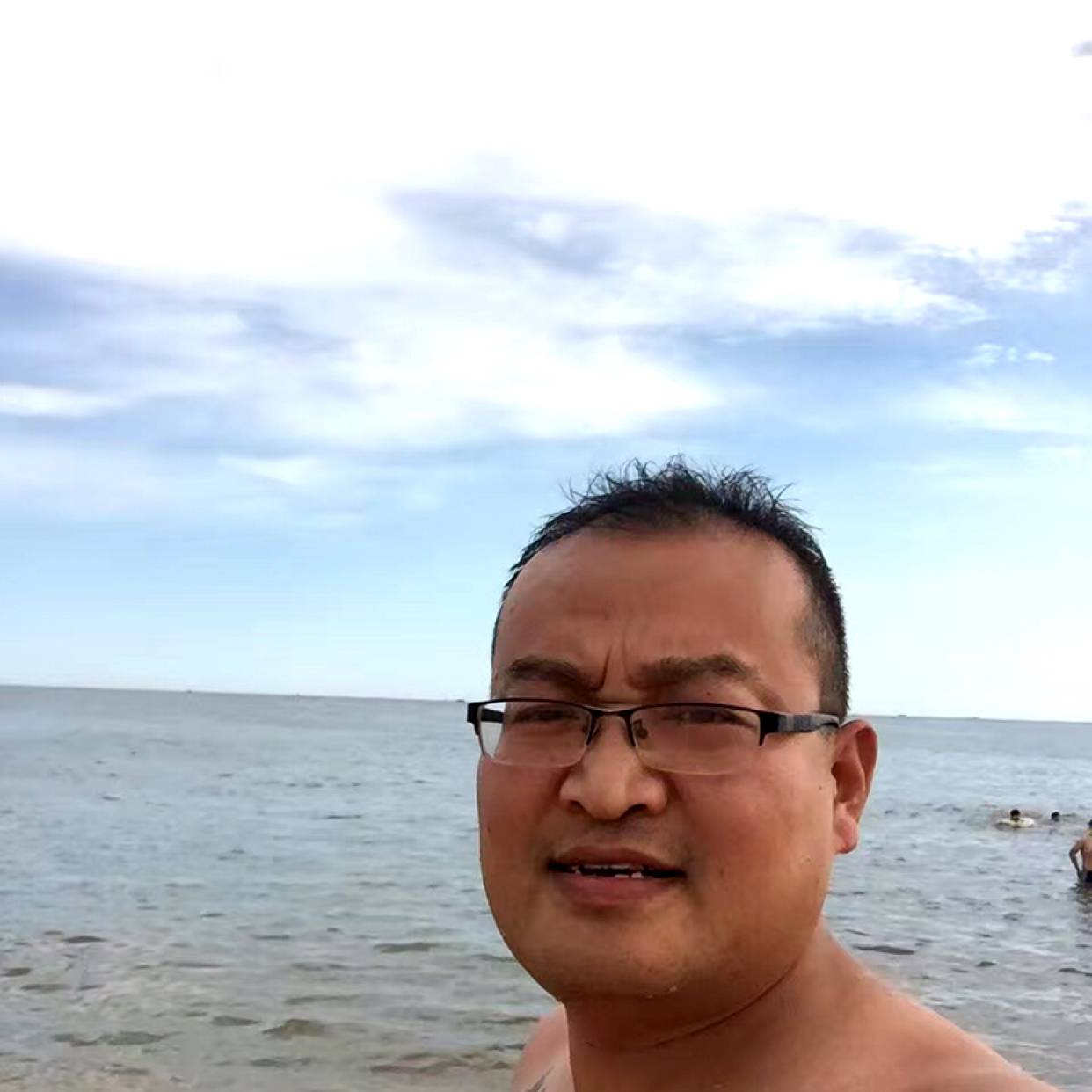 毛衣漫步爱笑的照片