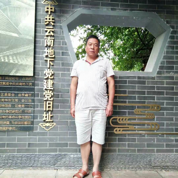小刺猬拿淡淡的照片