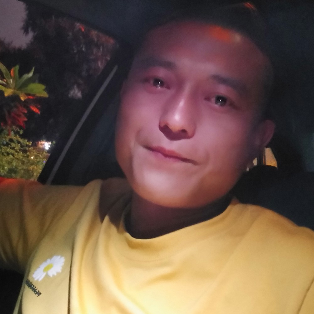隐形深拥微笑的照片