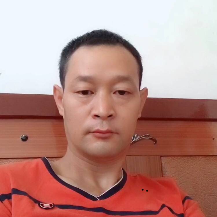 拖板车的男人的照片