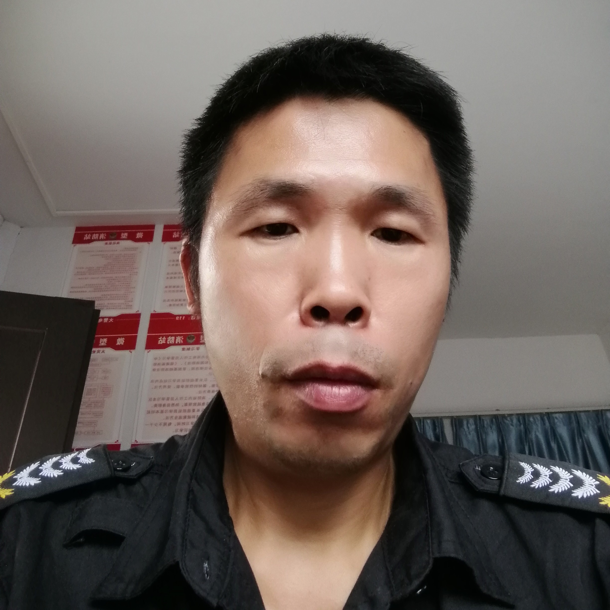 黑暗中的阳光的照片