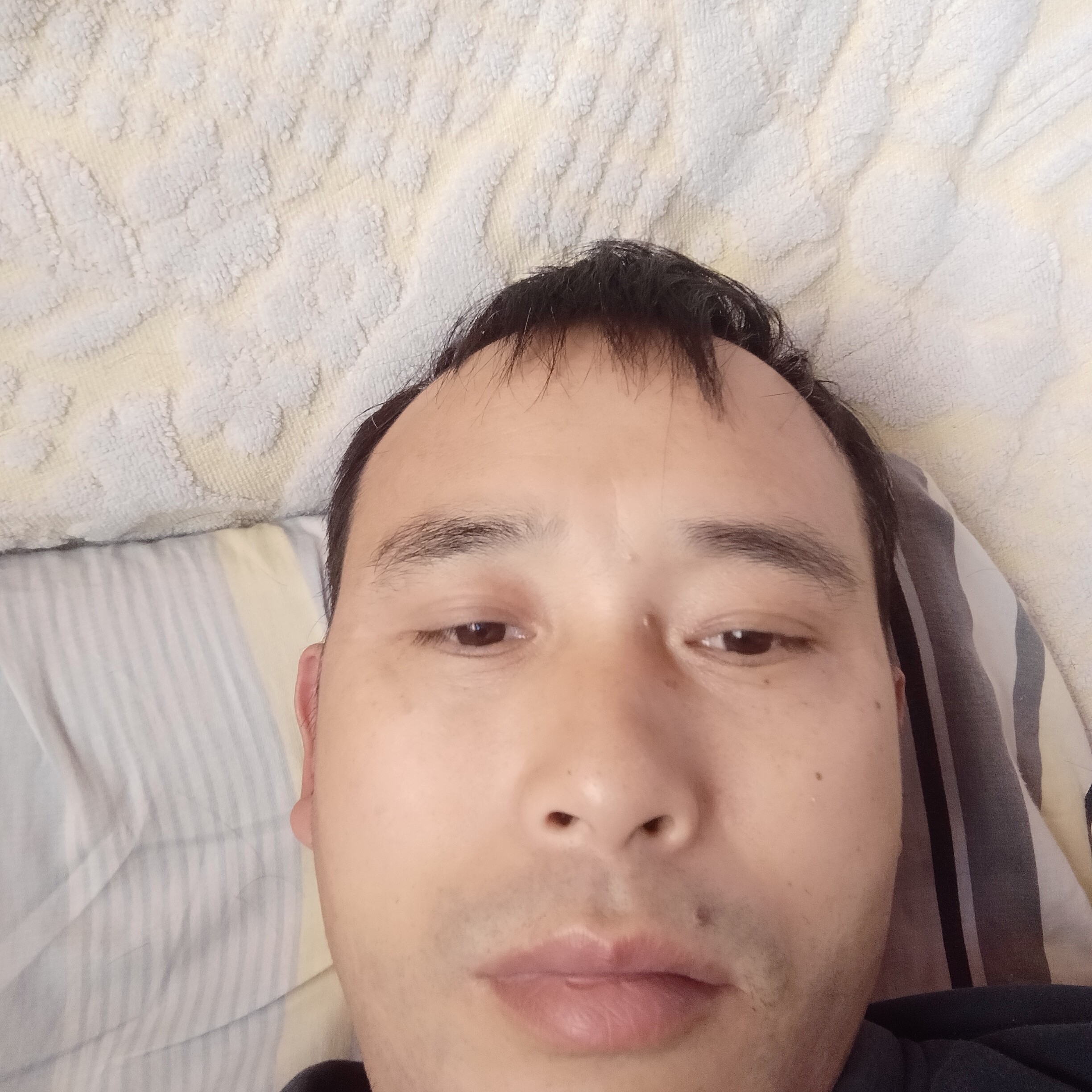 拼搏挽手热狗的照片