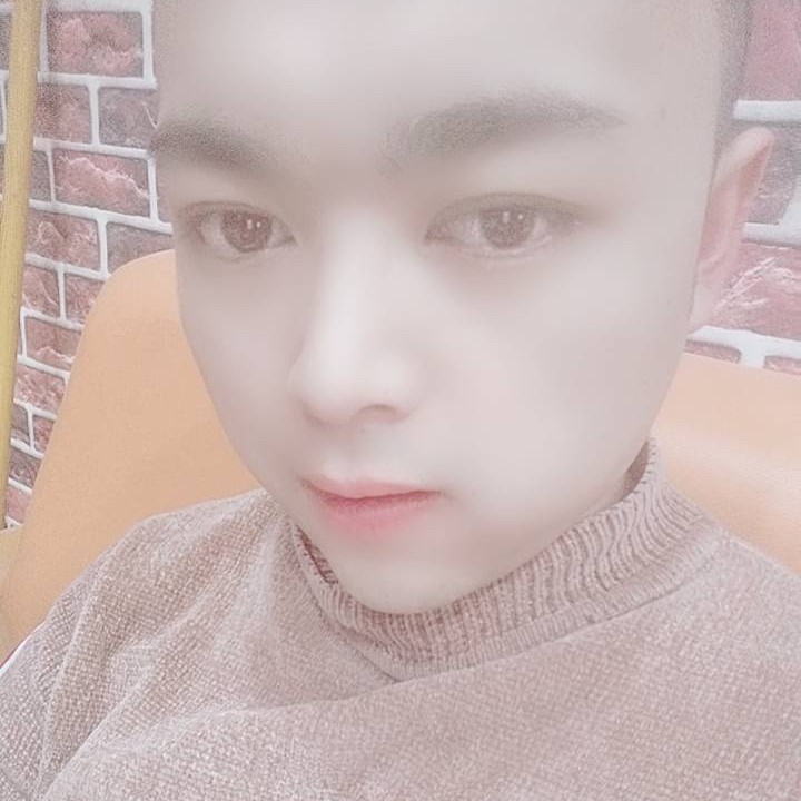 草丛深拥无语的照片