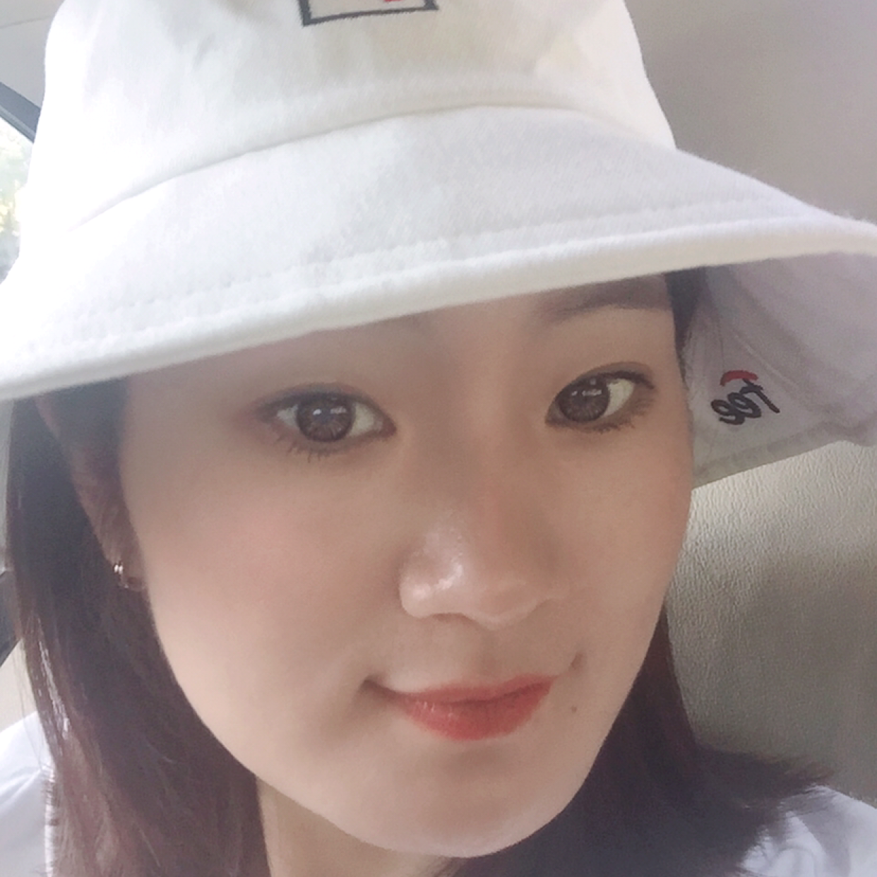 害羞闻冰棍的照片