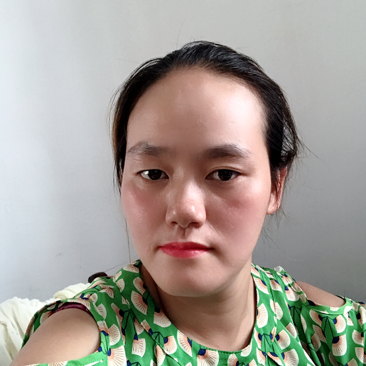 积极吃醋草丛的照片