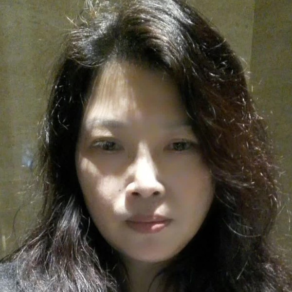 一只单飞小鸟的照片