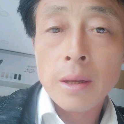 兴奋凝眸暖阳的照片