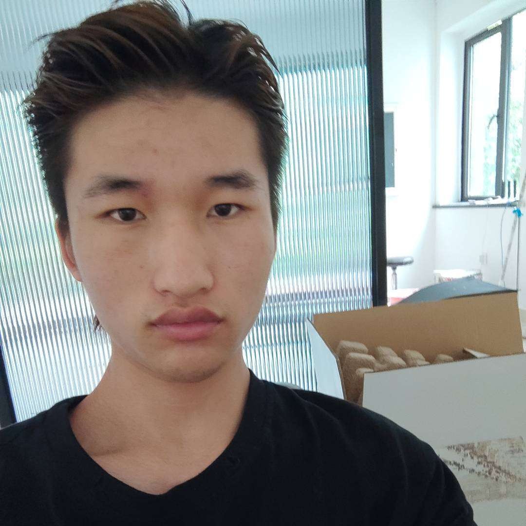 魁梧拾忆大米的照片