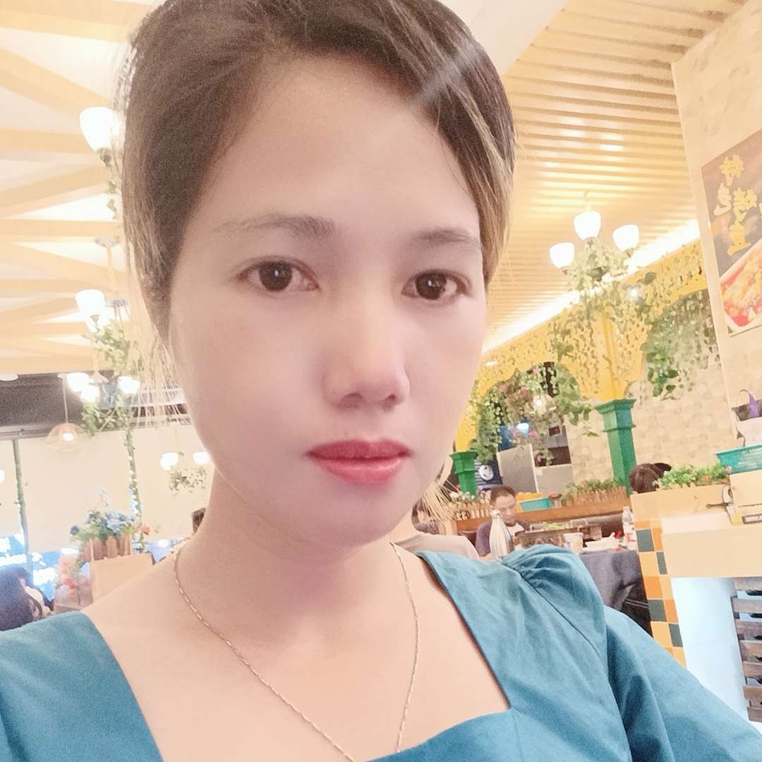 手摘棉花的照片