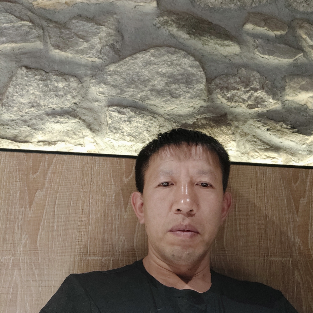 眯眯眼深拥薯片的照片