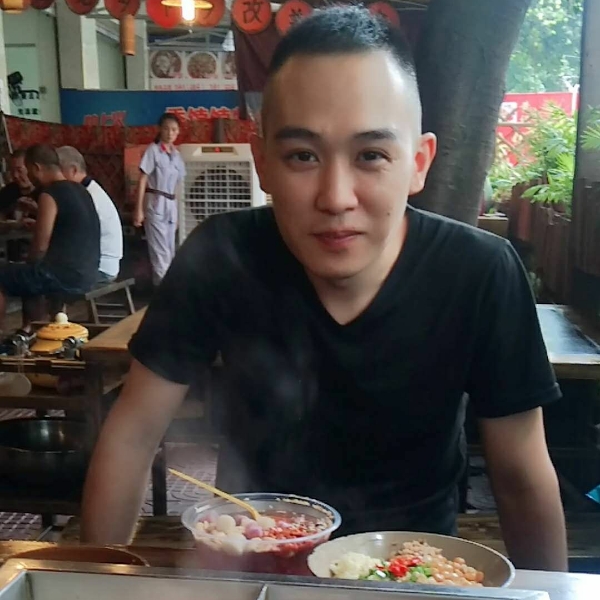 一只小老虎的照片