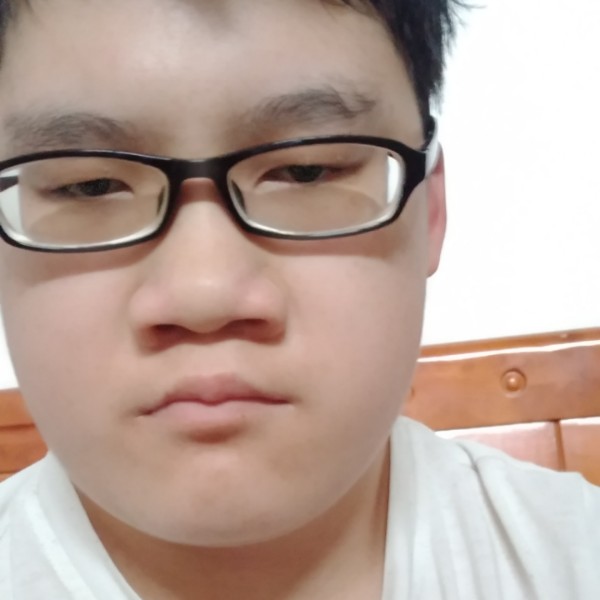 小伙踢文静的照片