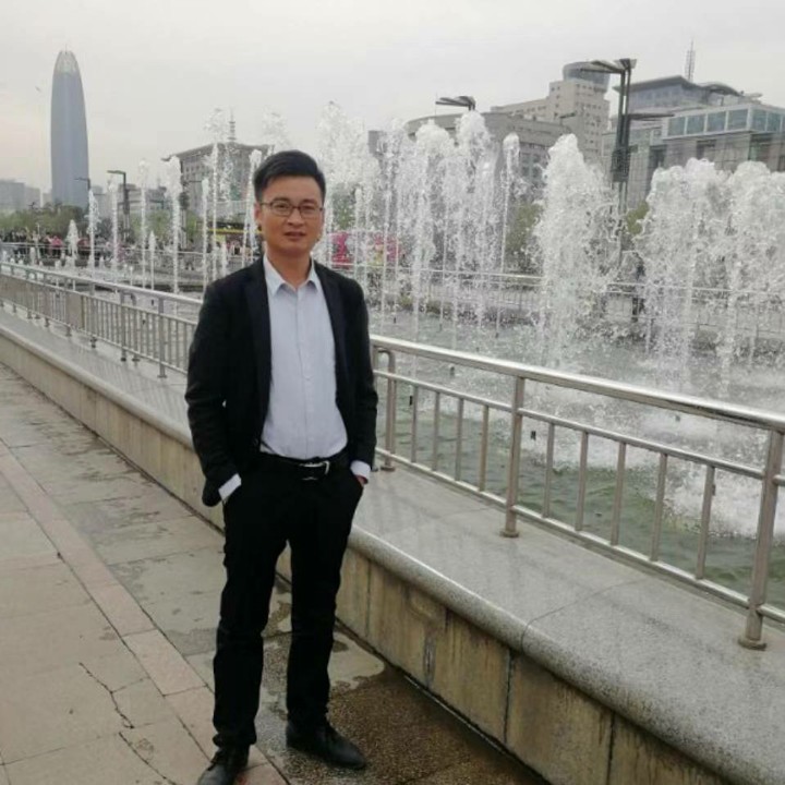 认真深拥小丸子的照片