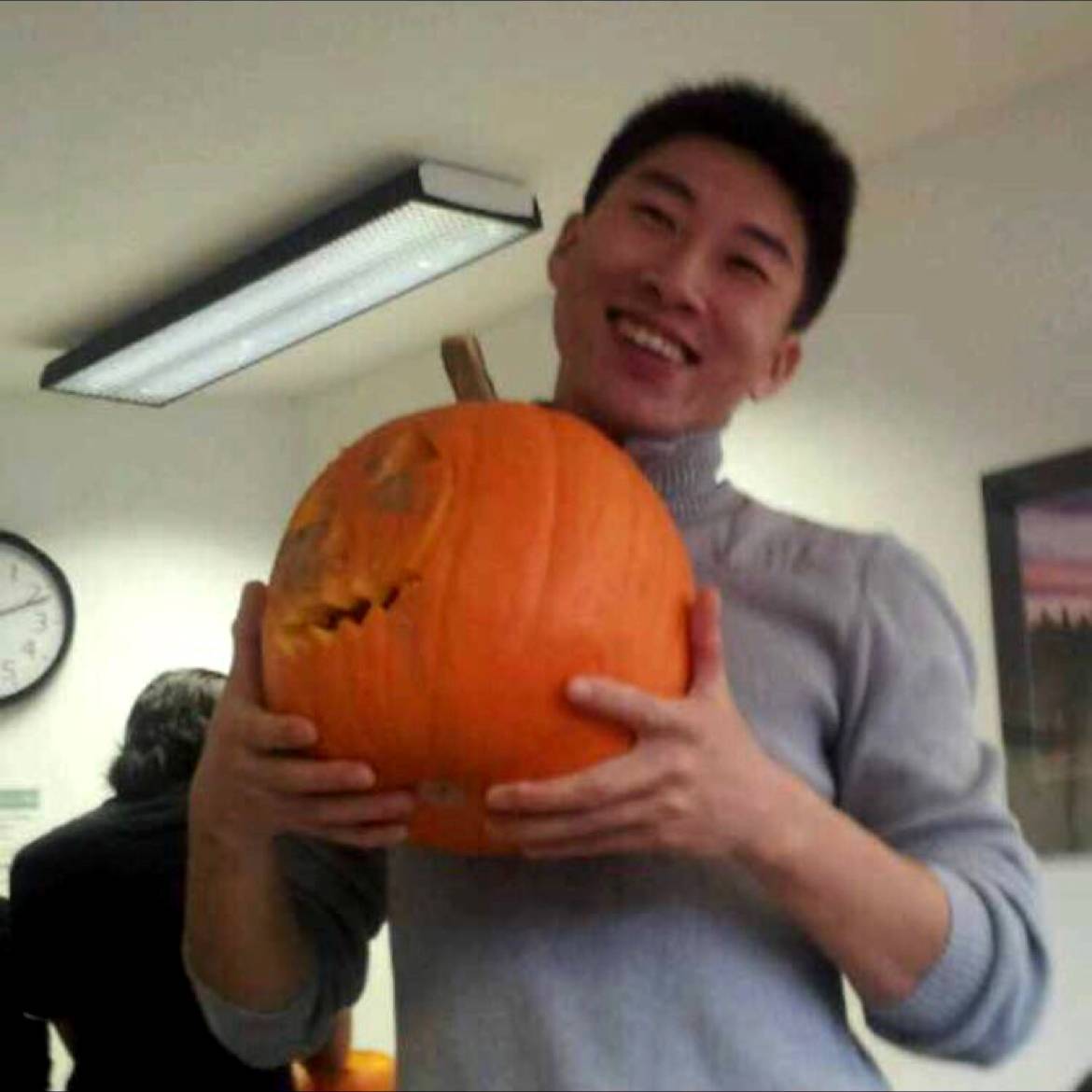 正直挽手春华的照片