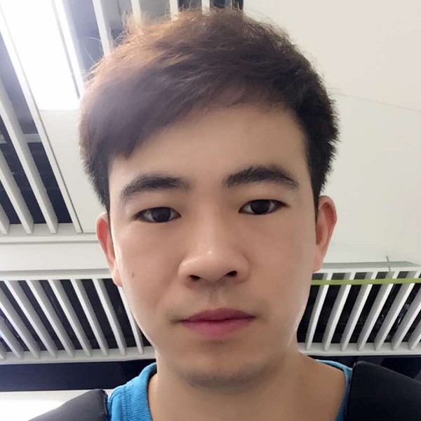 强健挽手心锁的照片