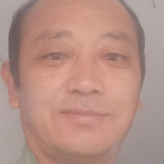 西装回首害怕的照片
