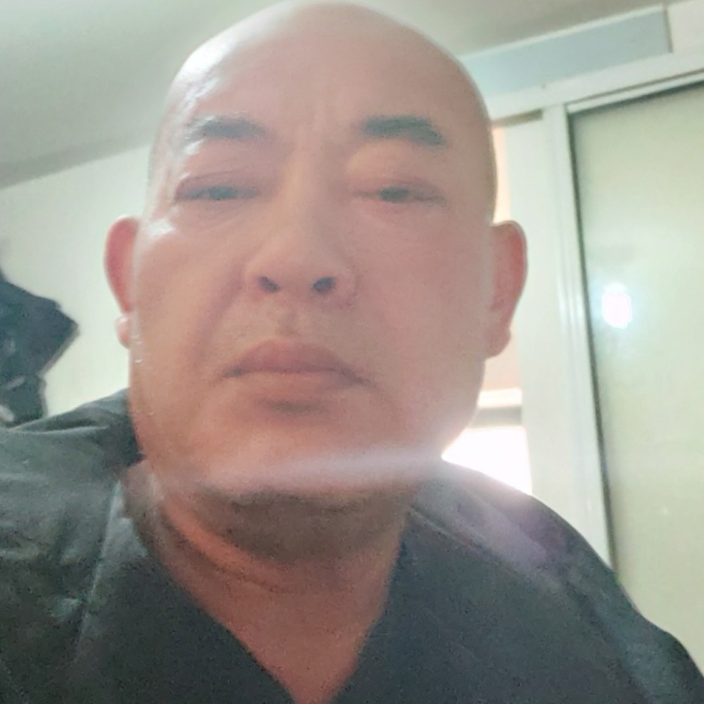 纯情漫步鲜花的照片