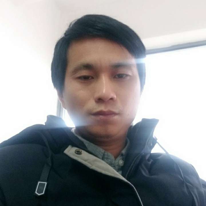 无私等待草丛的照片