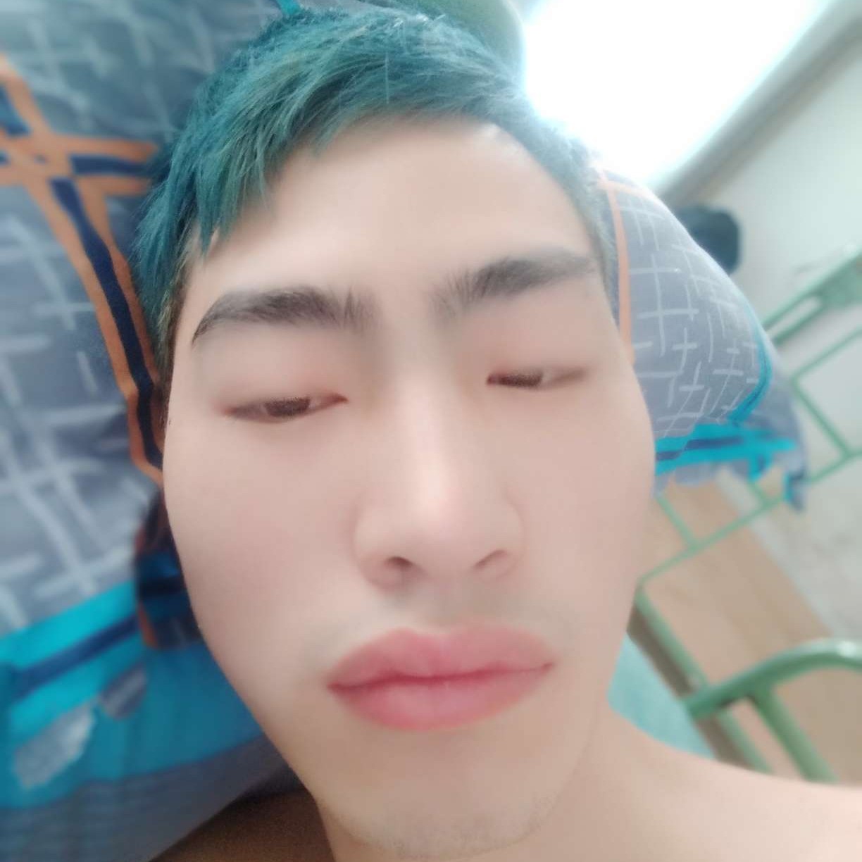 认真蹙眉心情的照片