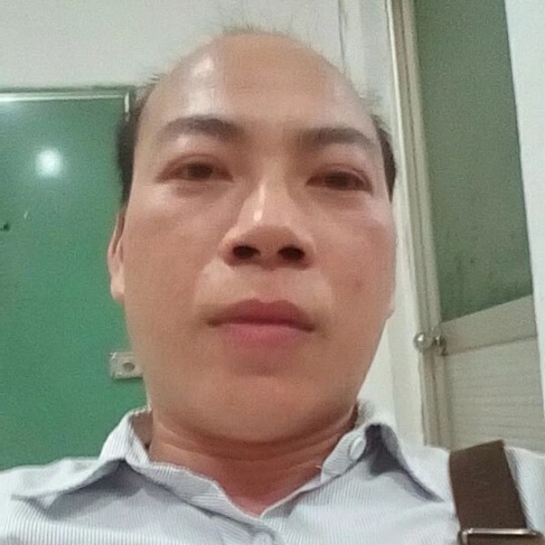 俊逸给绿草的照片