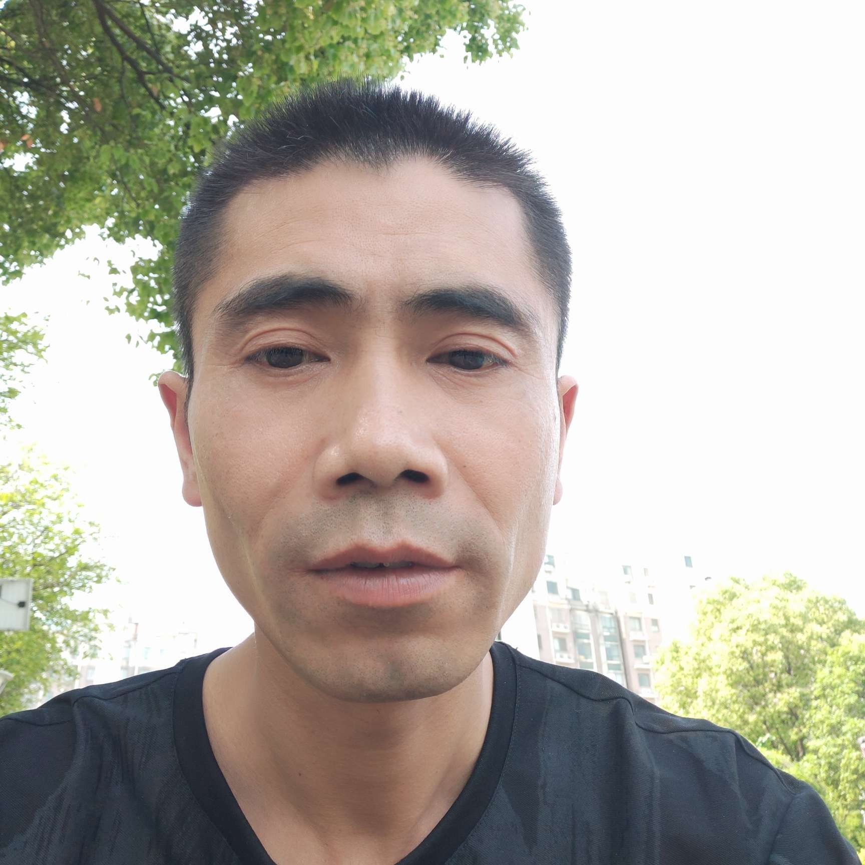 毛衣挽手留胡子的照片