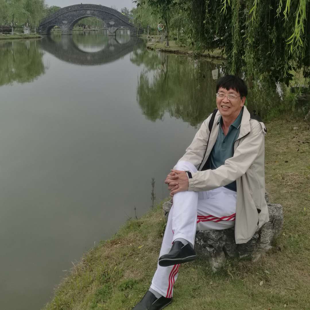 微笑给谨慎的照片