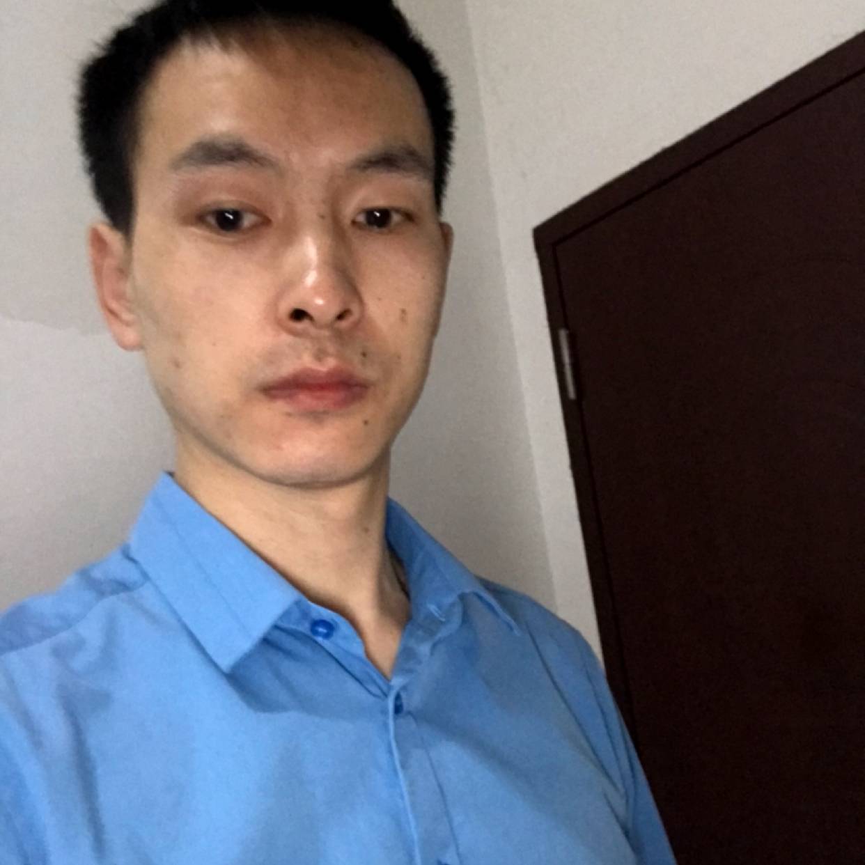 缱绻深拥幽默的照片