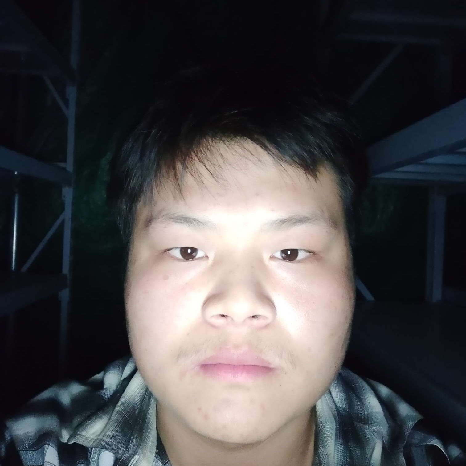 老实回眸路人的照片