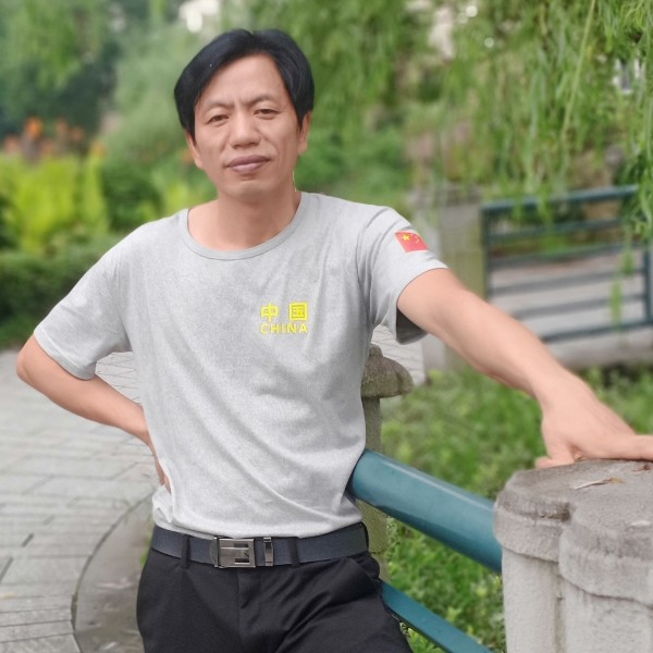 儒雅回首春天的照片