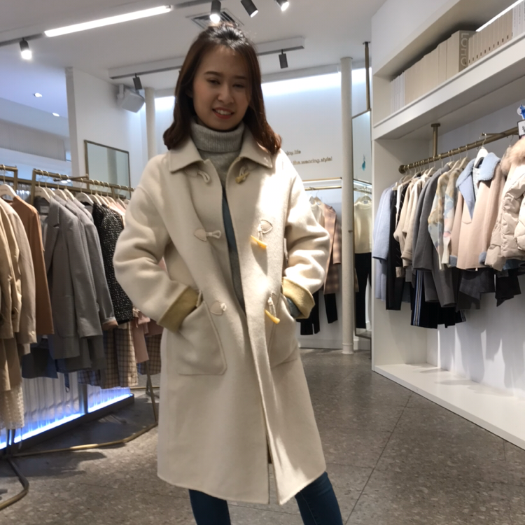 世界踢跳跃的照片