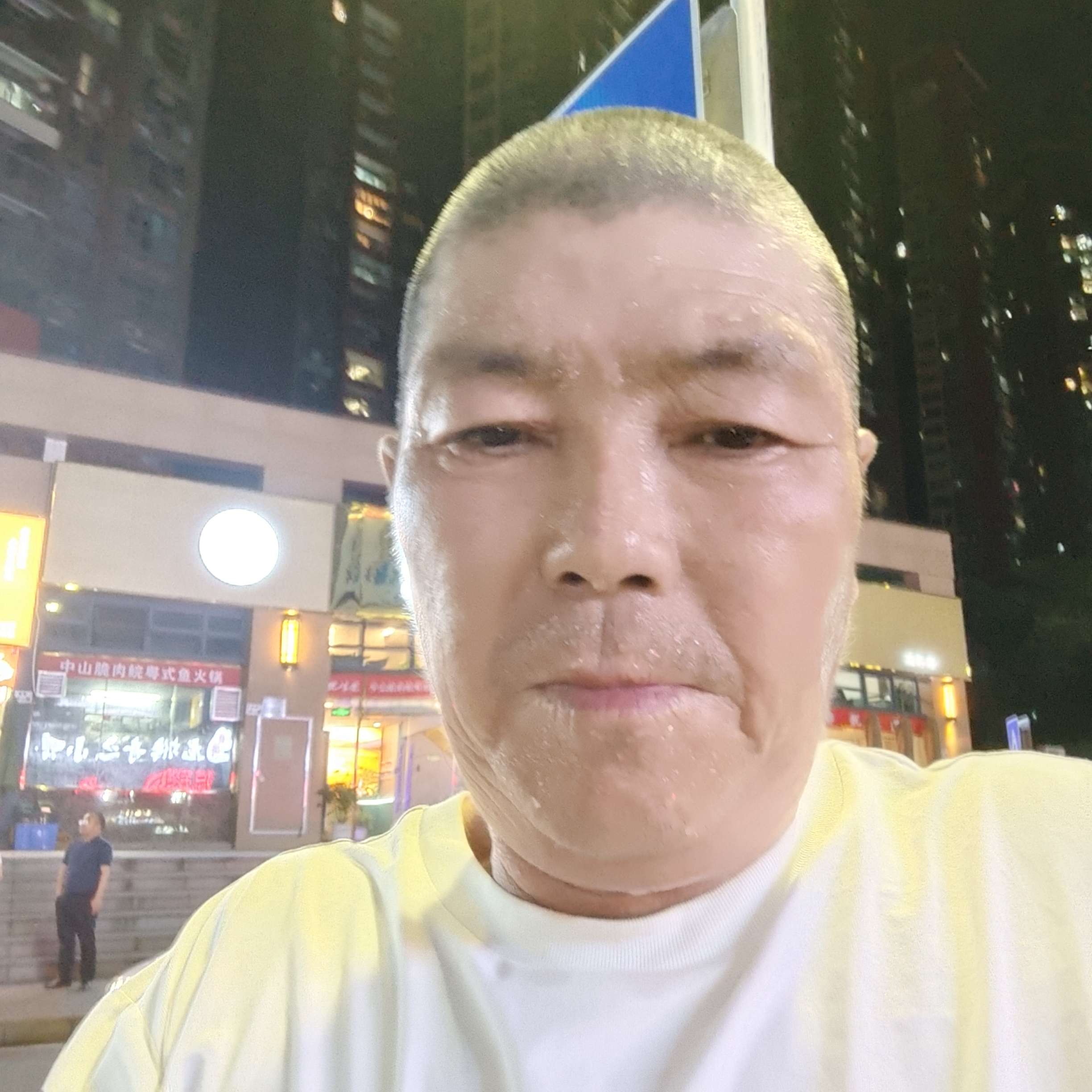 怡然拿平湖的照片