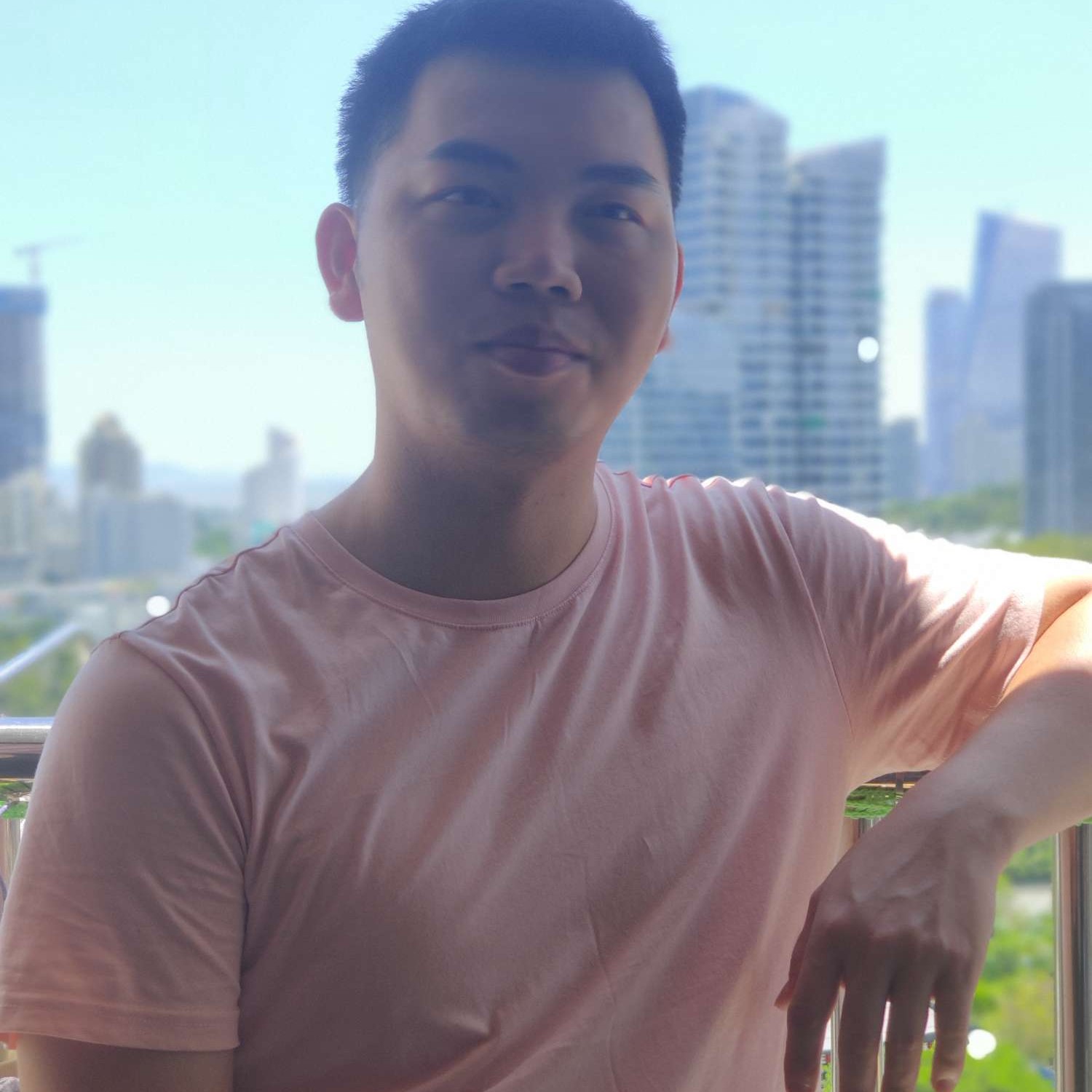 无垠踢大树的照片