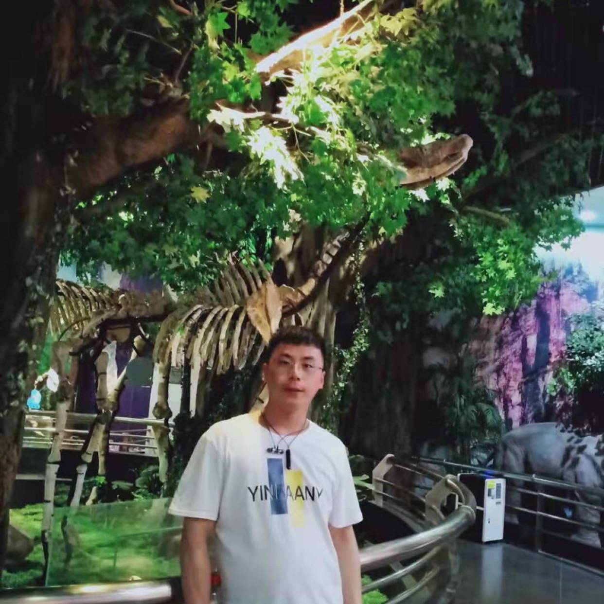 服装小伙的照片