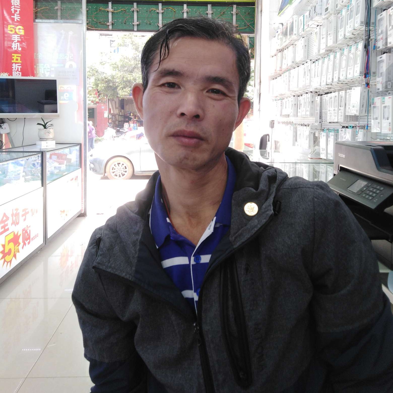 灰狼漫步忧郁的照片