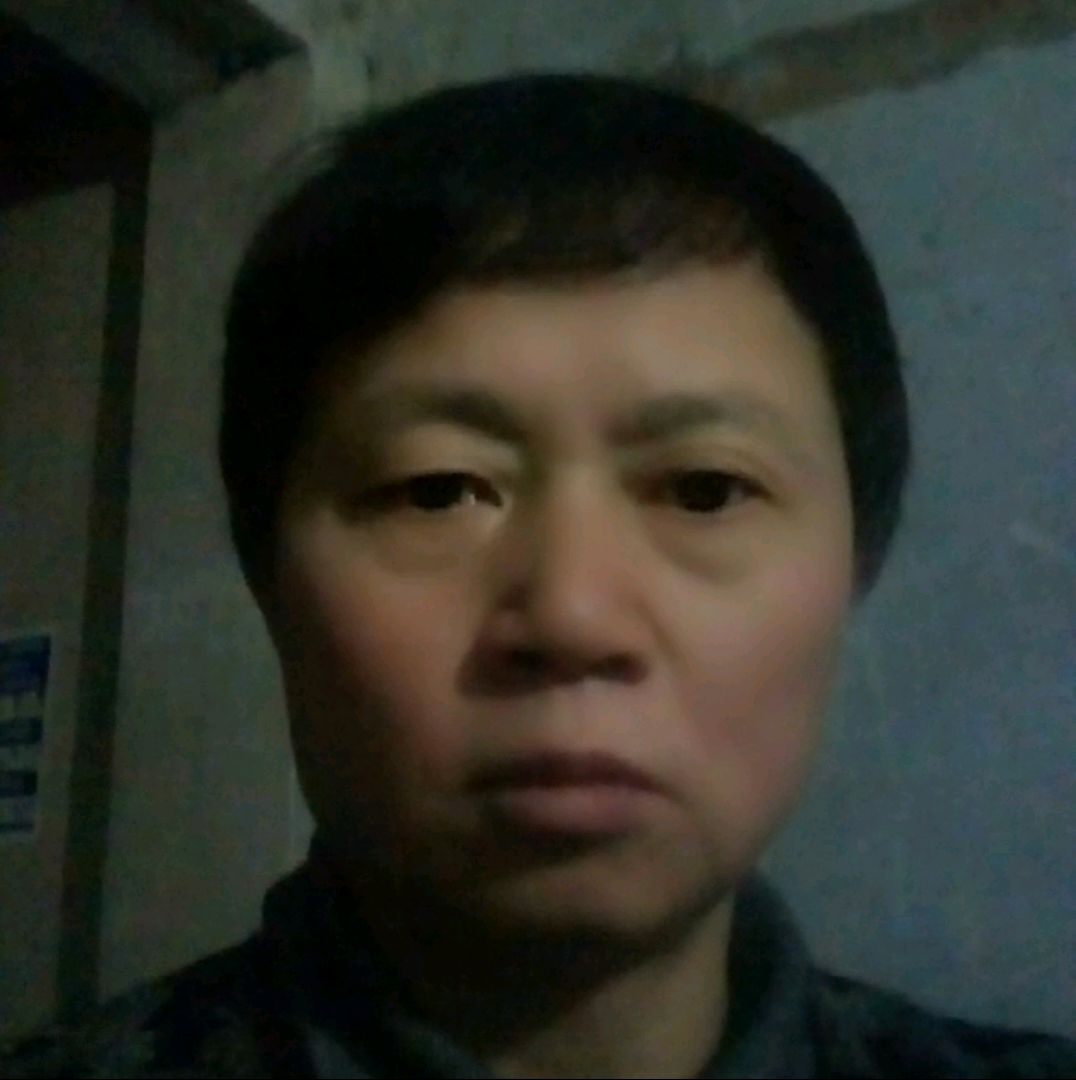 高山挽手慈祥的照片