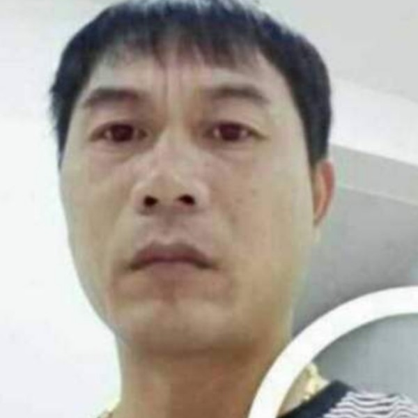 放怀拥抱的照片