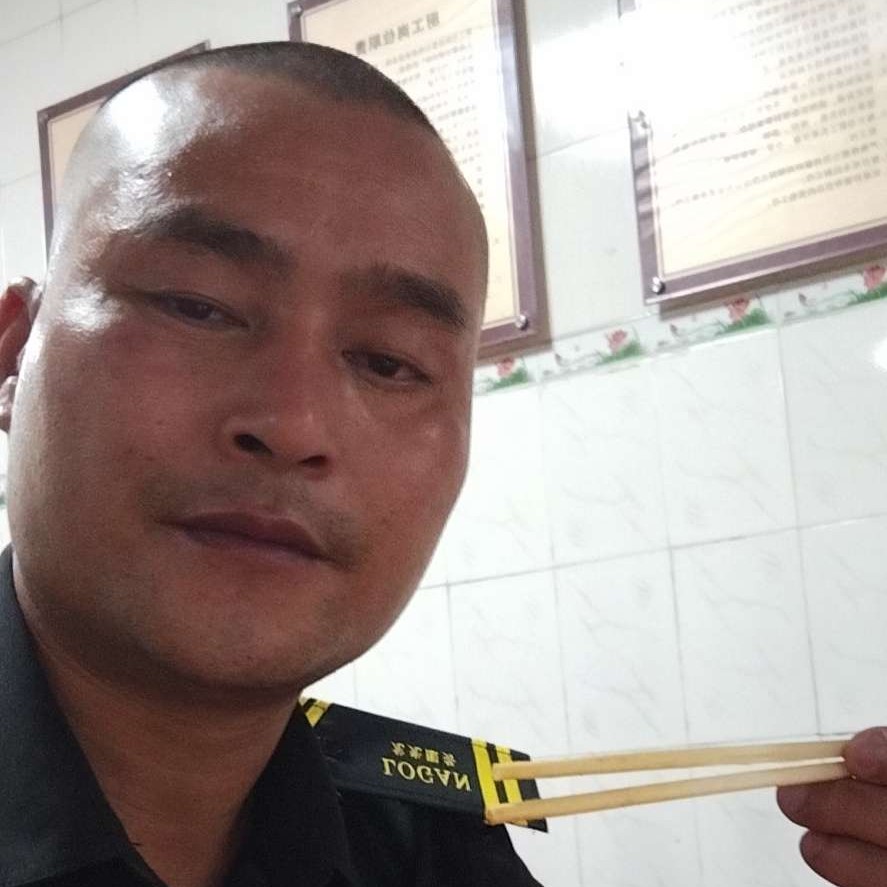 微笑蹙眉沉静的照片