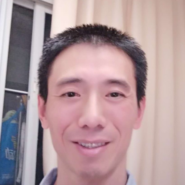 典雅踢橘子的照片