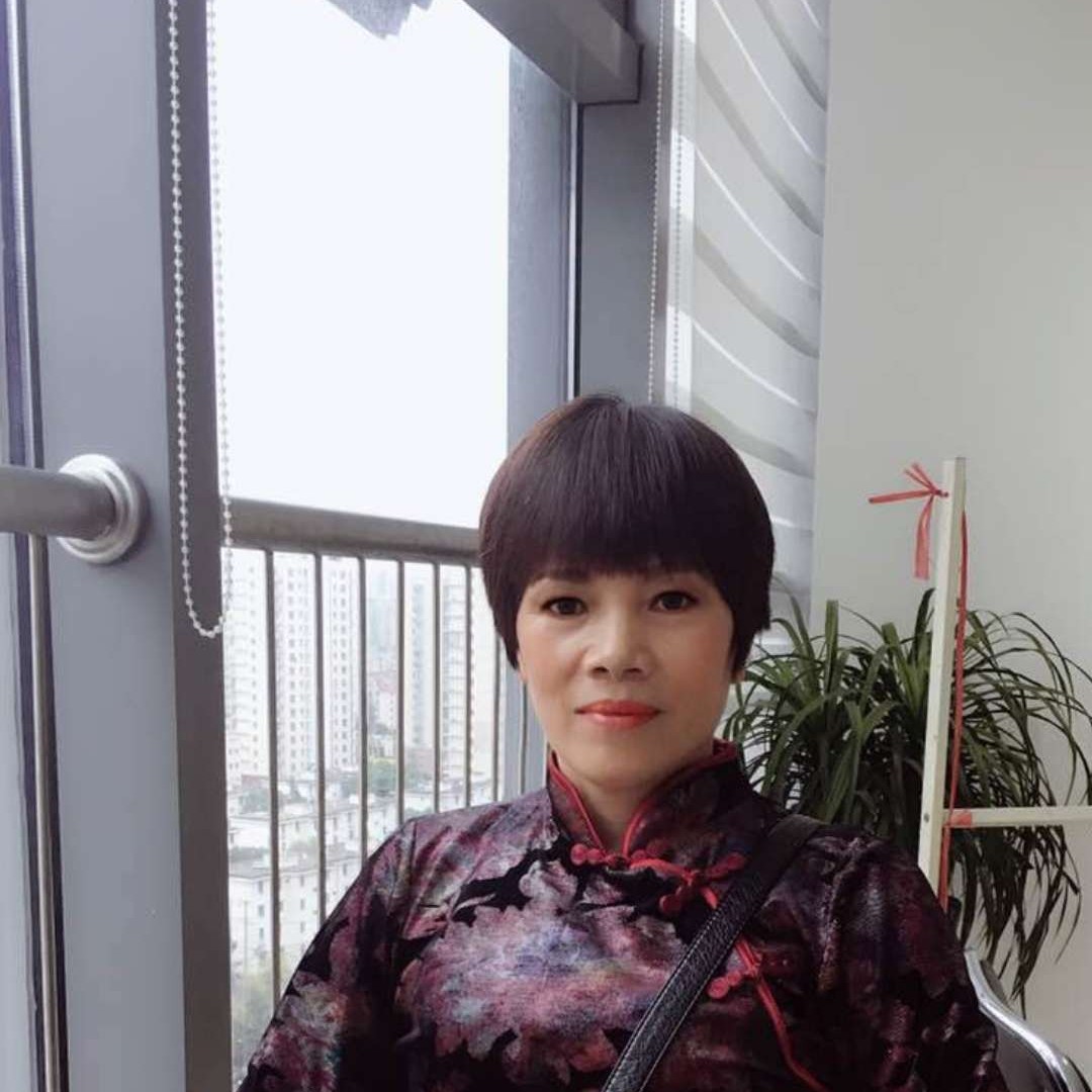 美人抚琴的照片