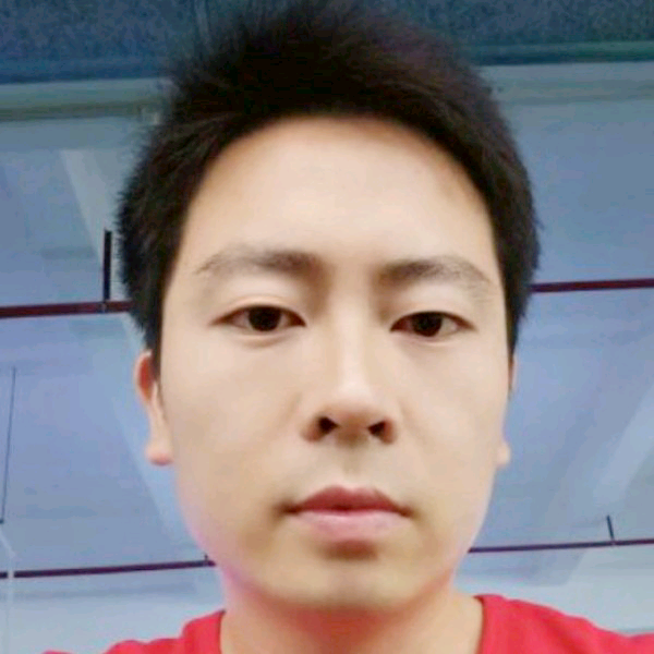 余溫回眸欣喜的照片