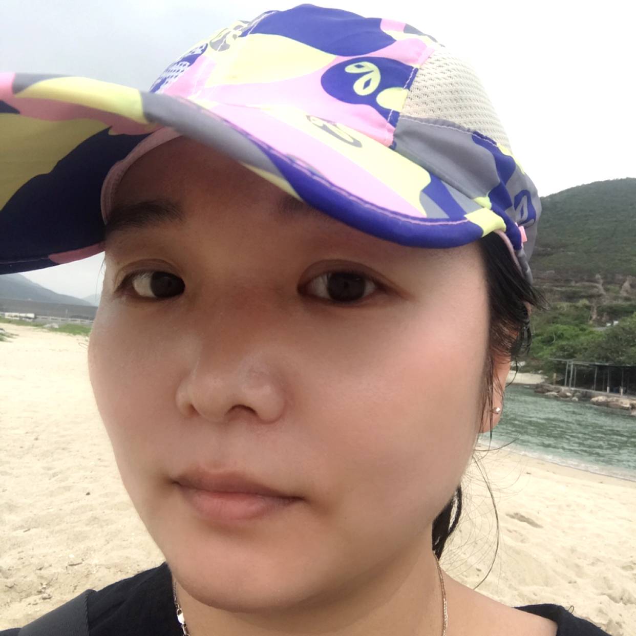 帽子挽手迷茫的照片