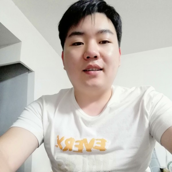 腼腆的小胖的照片