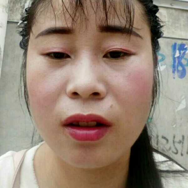 自信蹙眉舒荷的照片