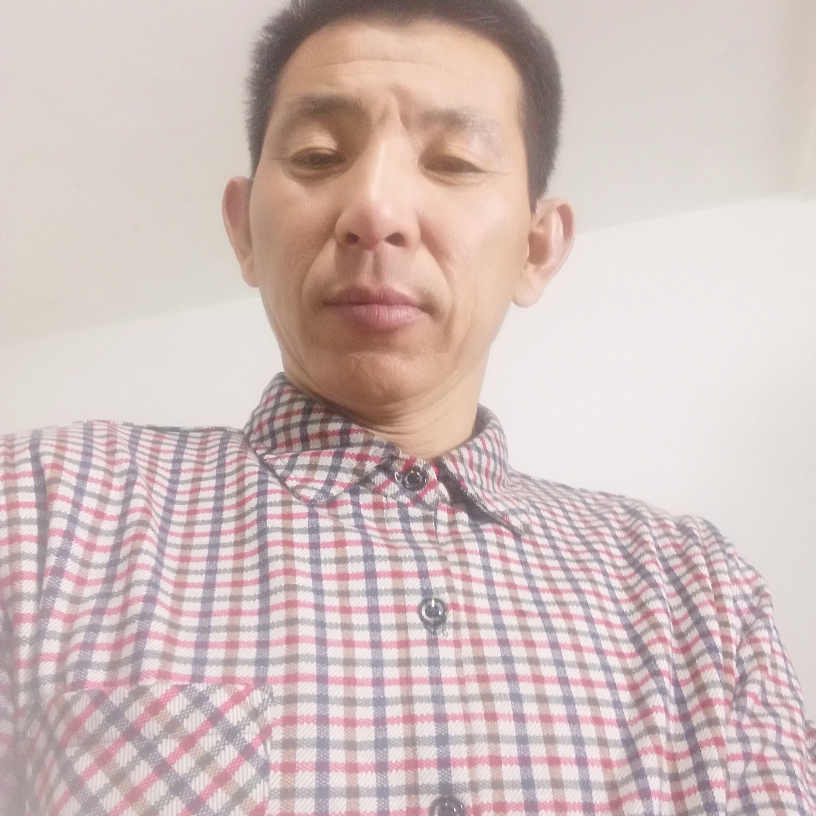 自觉浅吻小兔子的照片