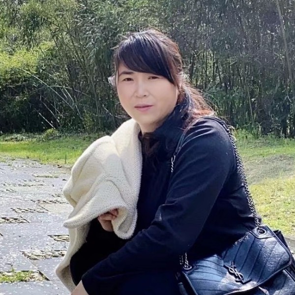 谨慎闻树叶的照片