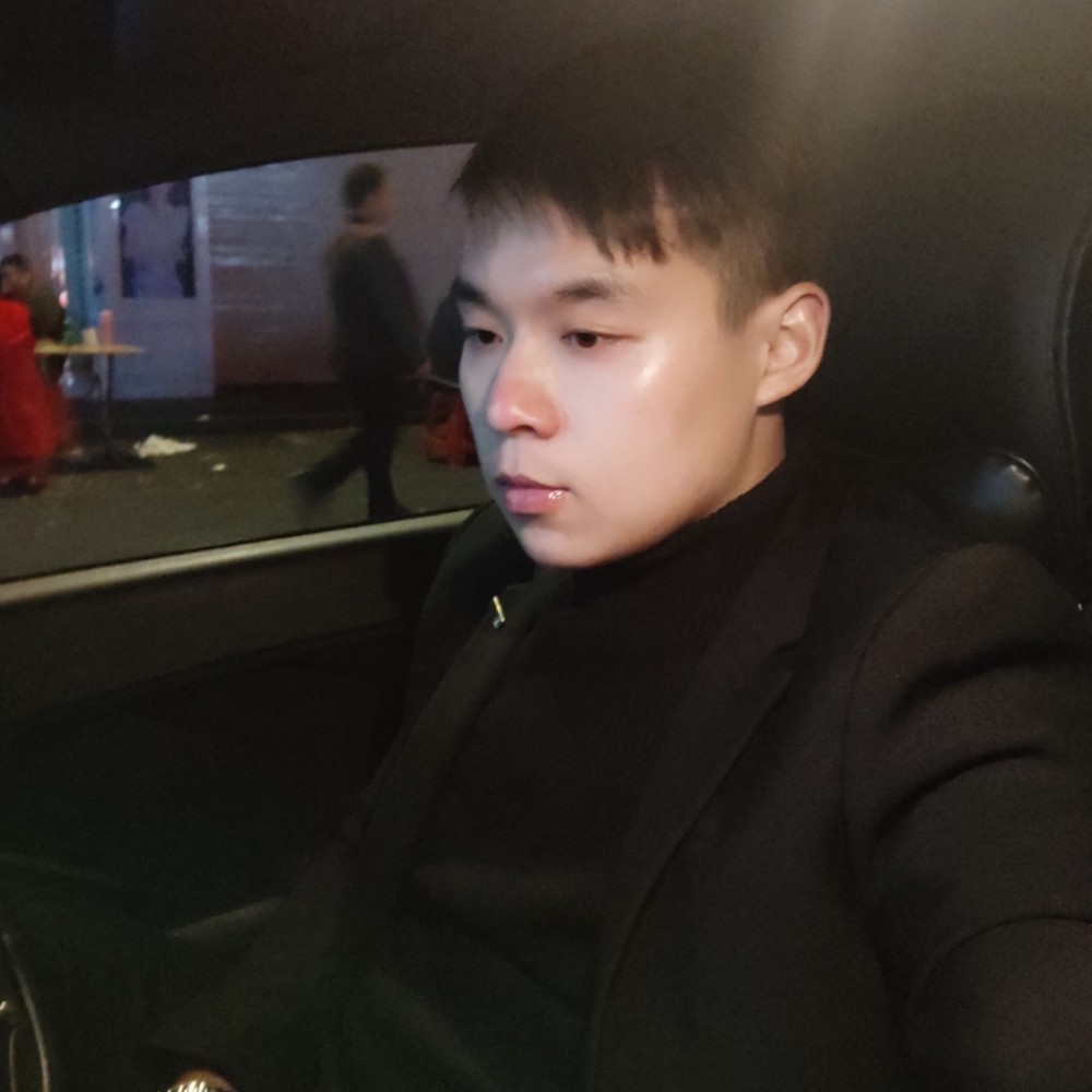 枕头蹙眉欣喜的照片